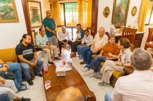 El recorrido inició en el residencial José Contreras, con una visita a doña Asunción Altagracia Paulino (Doña Lacha), dirigente con más de tres décadas viviendo en esa comunidad, donde también compartió con su esposo, el veterano periodista Ramón Valoy, y con dirigentes de la zona H5 encabezados por su presidente, Elinton Matos. Allí, Carolina agradeció el compromiso que tienen con su proyecto presidencial.