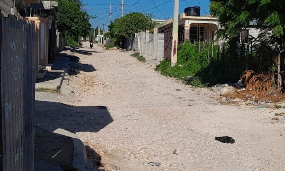 Persisten las quejas por la falta de agua y el deterioro de las calles en el sector Los Guandules de Barahona