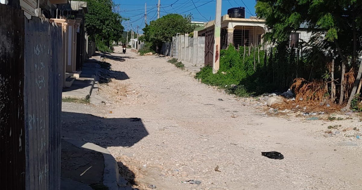 Persisten las quejas por la falta de agua y el deterioro de las calles en el sector Los Guandules de Barahona