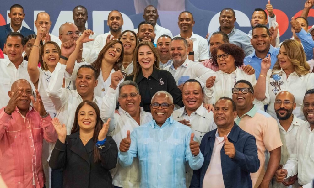 Carolina-junto-a-miembros-y-simpatizantes