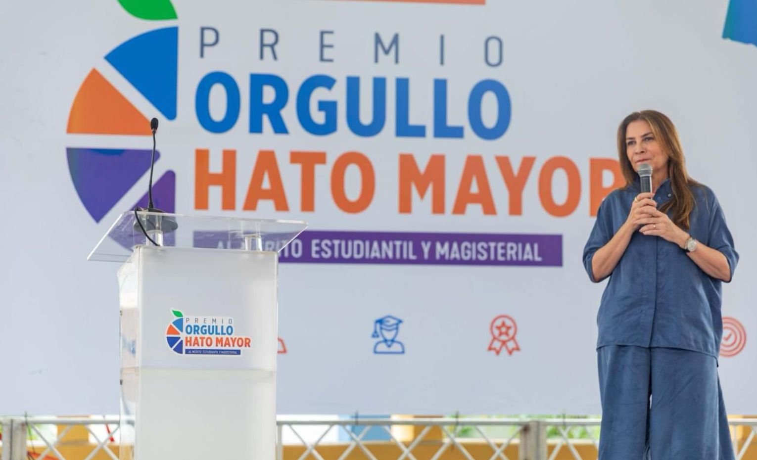 Carolina Mejía presentó en Hato Mayor una agenda enfocada en empleo, producción, turismo y desarrollo económico durante una jornada de encuentros con estudiantes, empresarios y dirigentes.