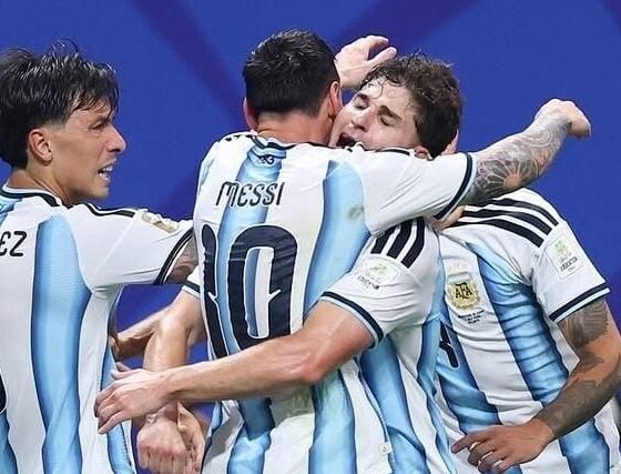 Messi lidera una remontada histórica y clasifica a Argentina a los cuartos de final