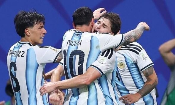 Messi lidera una remontada histórica y clasifica a Argentina a los cuartos de final