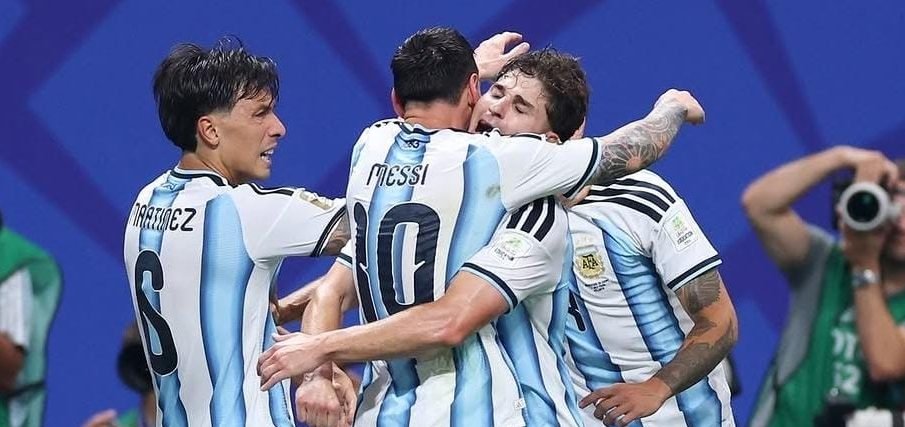 Messi lidera una remontada histórica y clasifica a Argentina a los cuartos de final