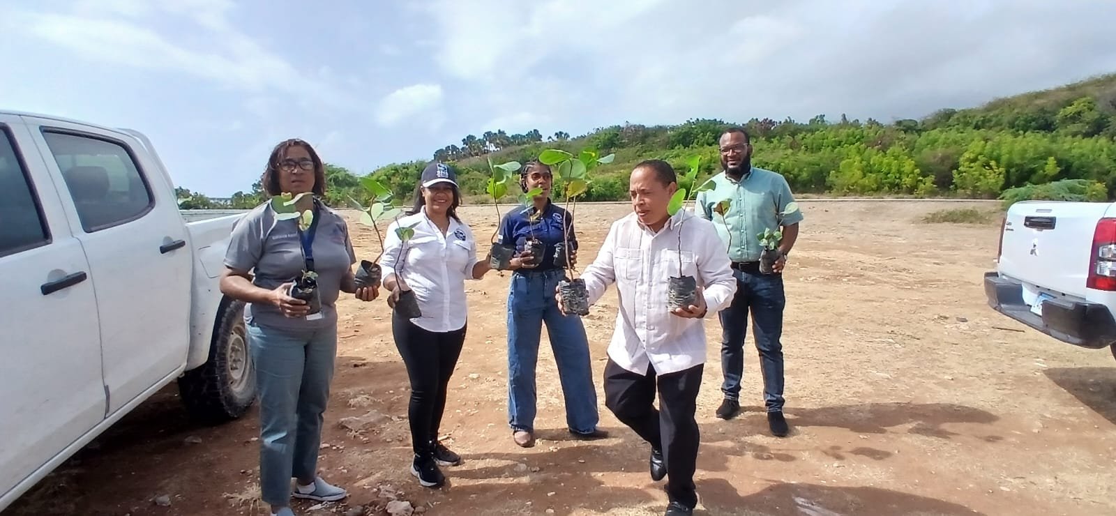 SRSEN y Medio Ambiente realizan jornada de reforestación en playa Saladilla de Barahona