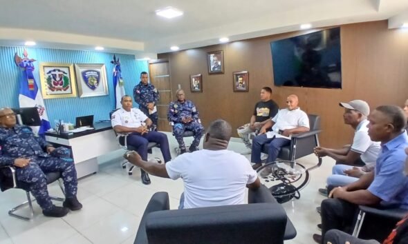 director-regional-sur-recibe-comision-agricultores-cuenca-baja-barahona