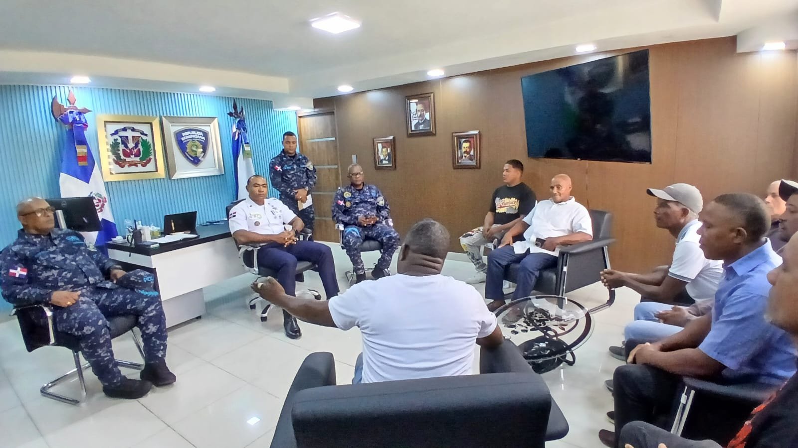 director-regional-sur-recibe-comision-agricultores-cuenca-baja-barahona