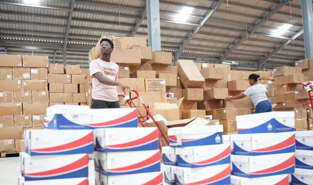 El INABIE informó que más de 678 mil kits escolares ya fueron distribuidos como parte de los preparativos para el regreso a clases