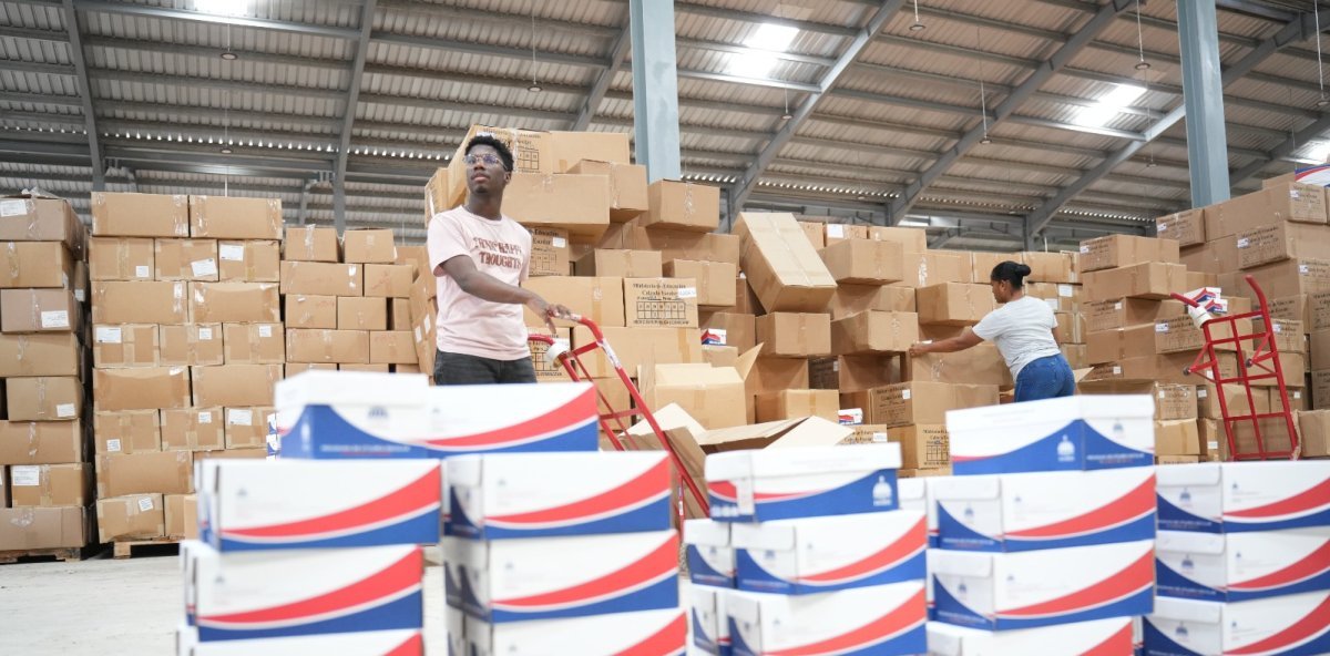 El INABIE informó que más de 678 mil kits escolares ya fueron distribuidos como parte de los preparativos para el regreso a clases