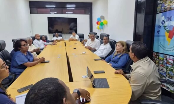 Alcaldes de la Región Enriquillo se reúnen en Barahona para coordinar acciones sobre ordenamiento territorial, residuos sólidos y FEDOMU.