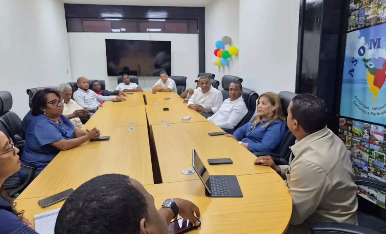 Alcaldes de la Región Enriquillo se reúnen en Barahona para coordinar acciones sobre ordenamiento territorial, residuos sólidos y FEDOMU.
