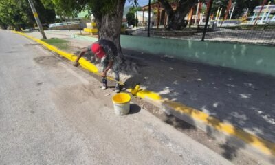 La Alcaldía de Barahona desarrolla jornadas de pintura de contenes como parte de su plan de mejoramiento urbano y embellecimiento de la ciudad.