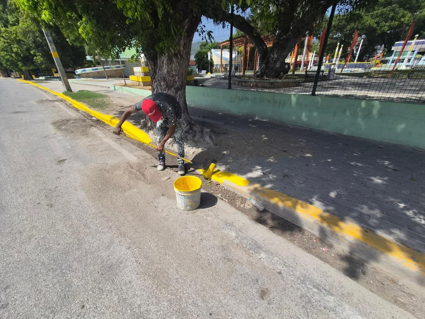 La Alcaldía de Barahona desarrolla jornadas de pintura de contenes como parte de su plan de mejoramiento urbano y embellecimiento de la ciudad.