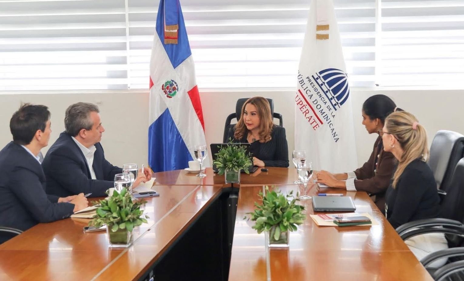 Durante la reunión, Mayra Jimenez, destacó la importancia de continuar fortaleciendo las políticas de protección social y ampliar la política de cuidados. Asimismo, abordó el proceso de discusión de la ley de cuidados y planteó la