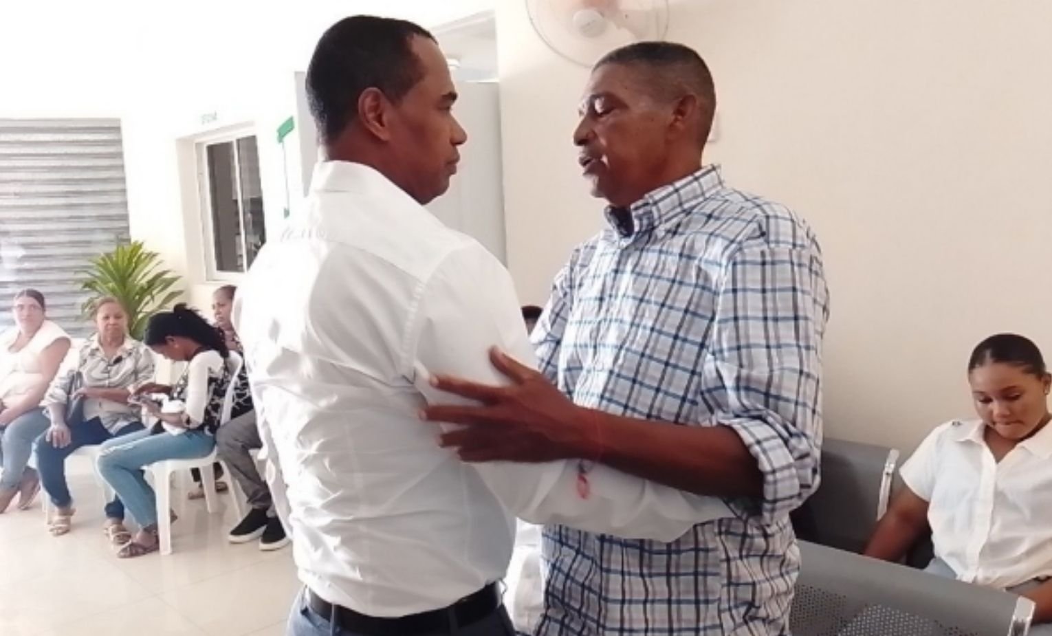 SOLIDARIDAD ! Alcalde Hamilton Nin Connor (Pichón) acude a funeneria en solidaridad con la familia Carbonell en Villa Central.