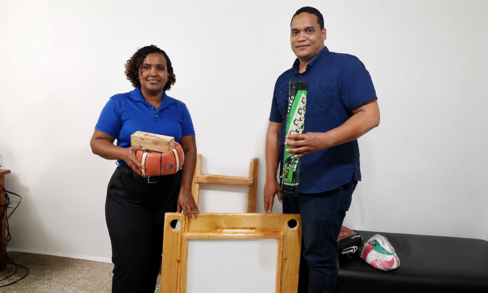 Cristian Núñez entrega utilería deportiva al Centro Penitenciario de Barahona