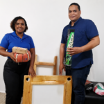 Cristian Núñez entrega utilería deportiva al Centro Penitenciario de Barahona