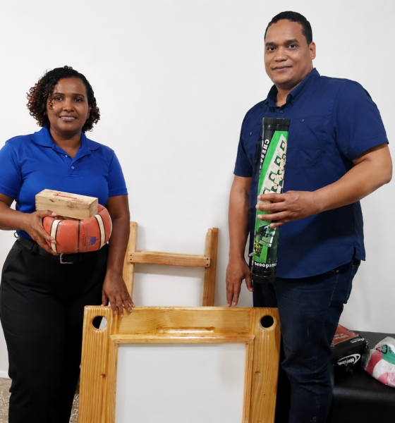 Cristian Núñez entrega utilería deportiva al Centro Penitenciario de Barahona