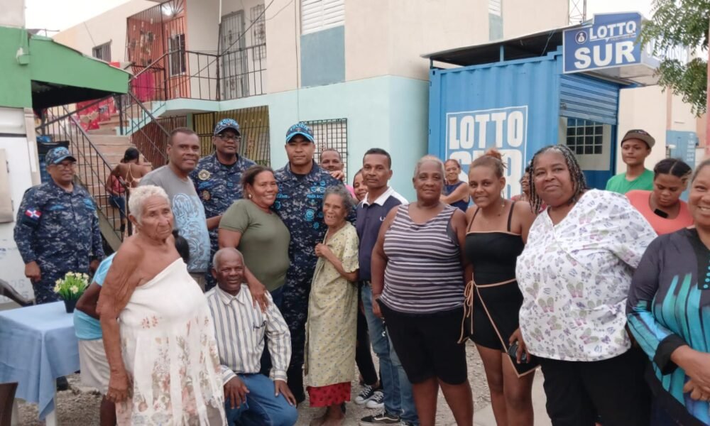 Policía Nacional fortalece la proximidad comunitaria en Villa Solidaridad, Barahona, escucha necesidades y anuncia apoyo al deporte juvenil.