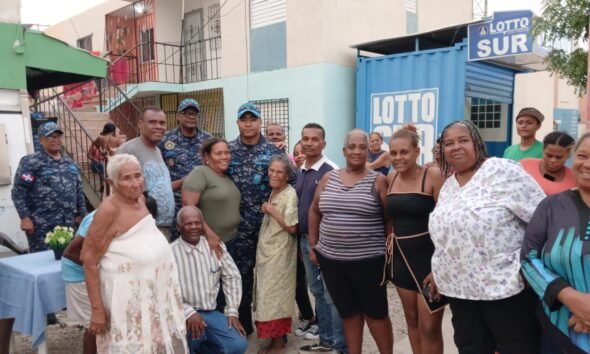 Policía Nacional fortalece la proximidad comunitaria en Villa Solidaridad, Barahona, escucha necesidades y anuncia apoyo al deporte juvenil.