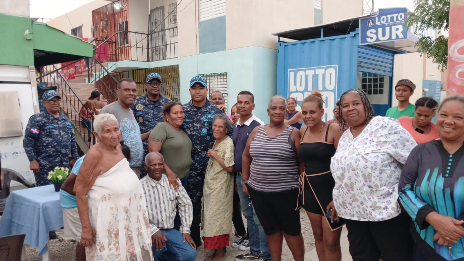 Policía Nacional fortalece la proximidad comunitaria en Villa Solidaridad, Barahona, escucha necesidades y anuncia apoyo al deporte juvenil.