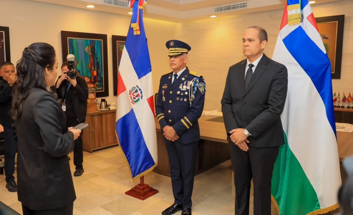 Faride Raful posesiona a Ernesto Rodríguez García como director de la PN
