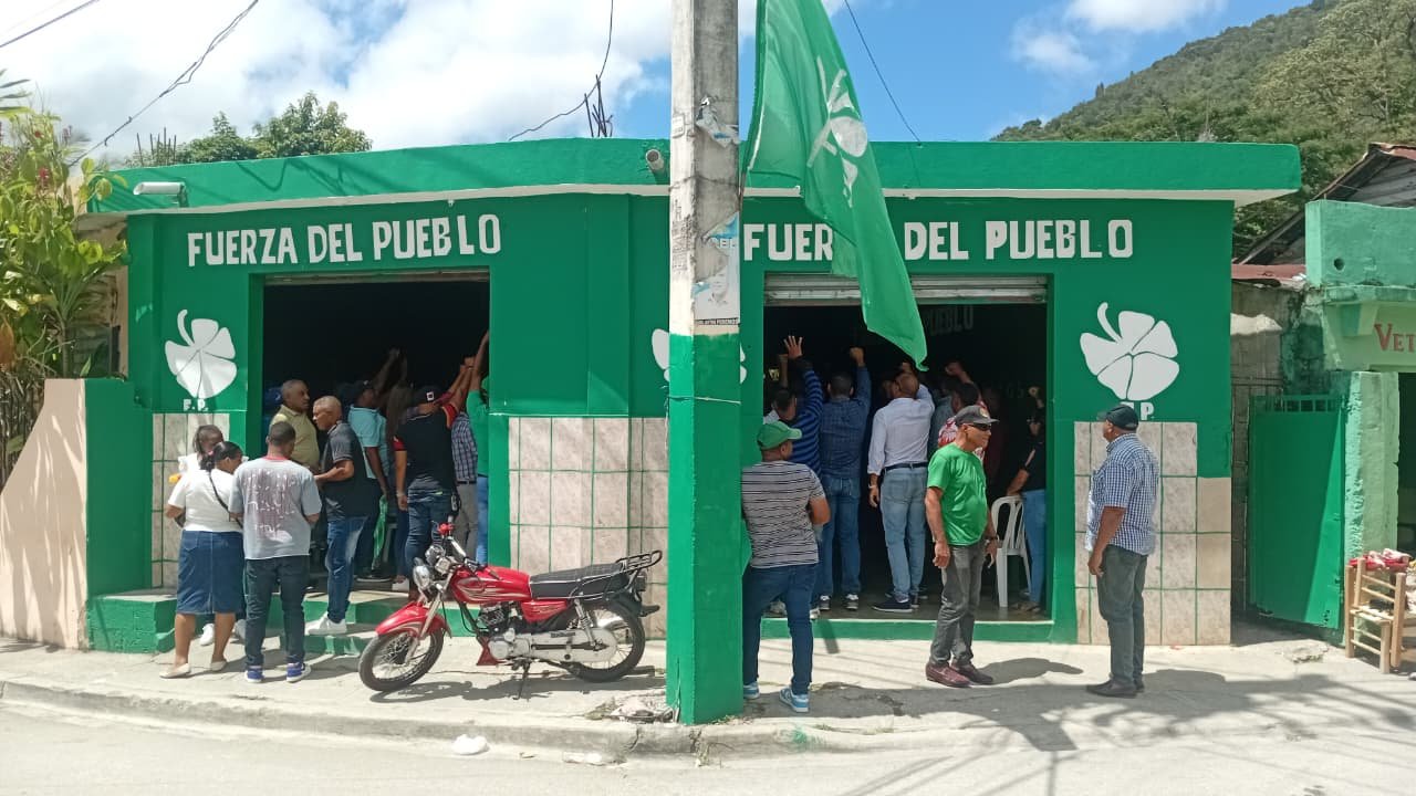 Fuerza del Pueblo juramenta nuevos miembros y apertura local en Polo