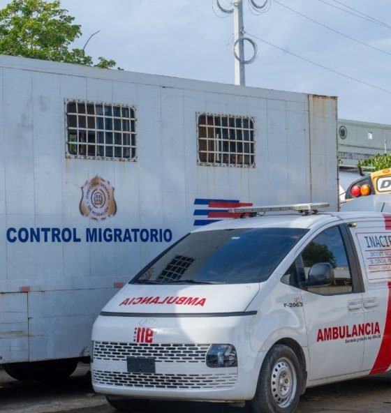 Hallan cadáver en descomposición dentro de camión de Dirección de Migración en la sede de la institución