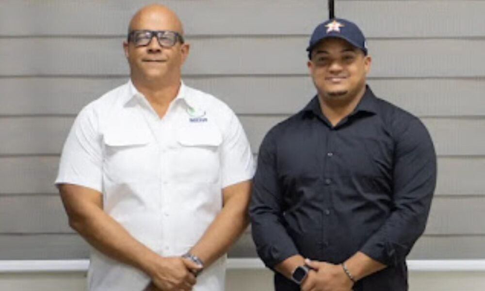 Noel Octavio Suberví Nin aporta recursos para reparar autobús escolar