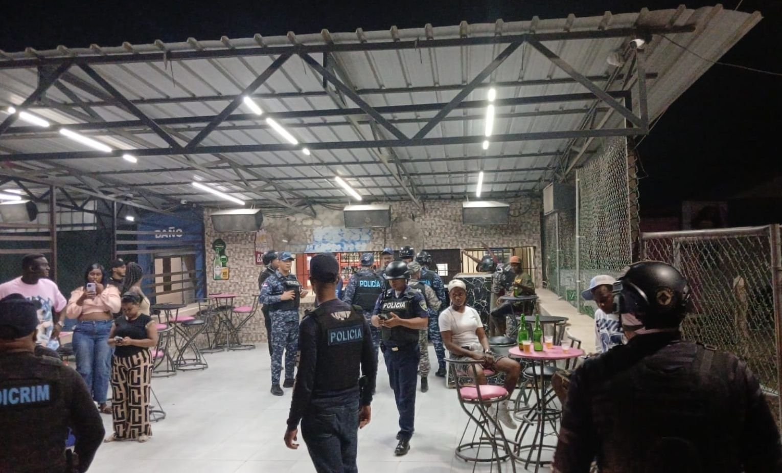 La Policía Nacional y fuerzas agregadas intensificaron operativos preventivos en bares, discotecas, billares y drinks de la provincia Bahoruco.
