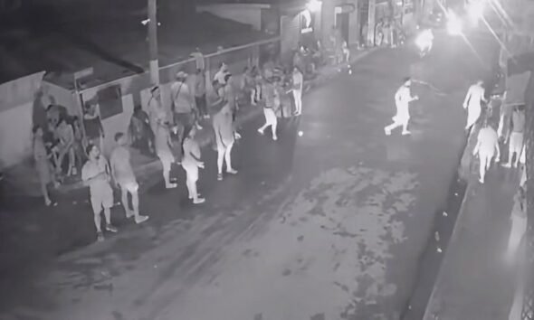 Turbas de ciudadanos agreden agentes policiales en Puerto Plata tras incautación de bocinas