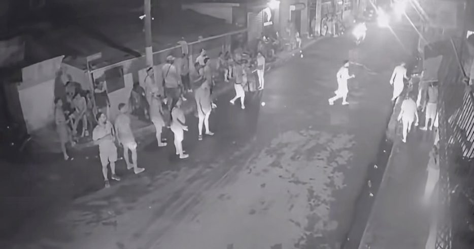 Turbas de ciudadanos agreden agentes policiales en Puerto Plata tras incautación de bocinas