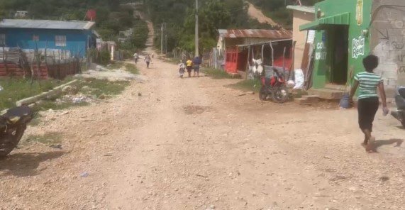 Dirigente comunitario denuncia abandono del sector La Raqueta de Barahona