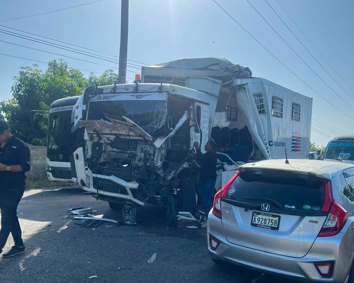 Varios heridos en accidente que involucra vehículo de Migración en San Juan