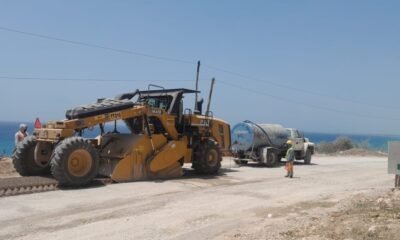 Comunitarios de Enriquillo alertan sobre el riesgo de una carretera construida cerca de un acantilado y piden revisar el trazado de la vía.