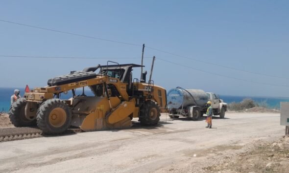 Comunitarios de Enriquillo alertan sobre el riesgo de una carretera construida cerca de un acantilado y piden revisar el trazado de la vía.