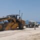 Comunitarios de Enriquillo alertan sobre el riesgo de una carretera construida cerca de un acantilado y piden revisar el trazado de la vía.