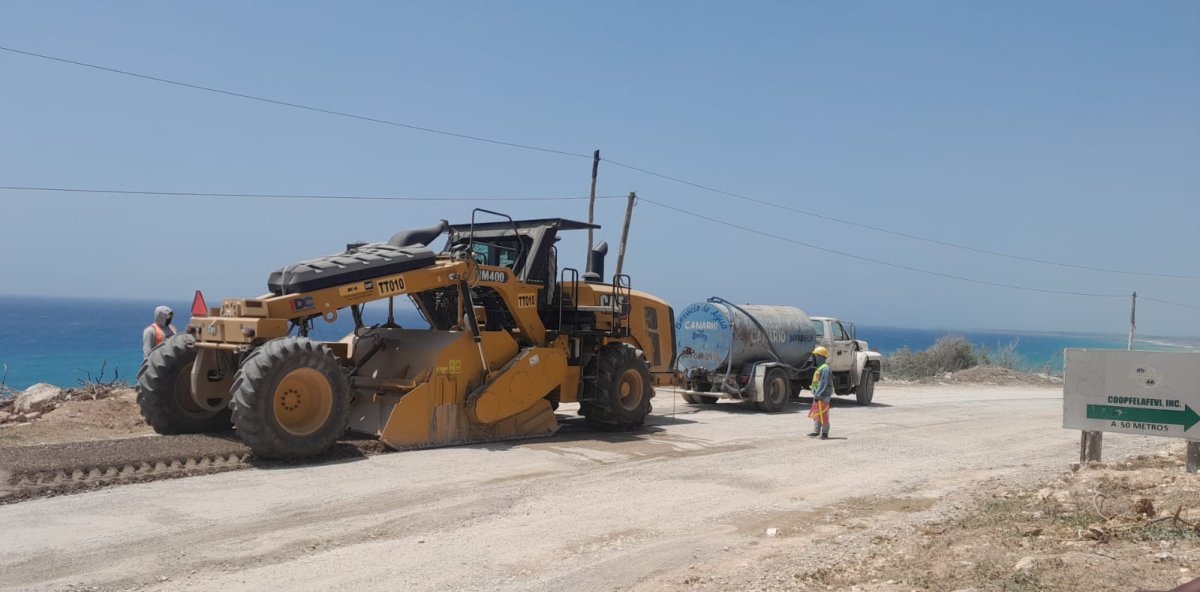 Comunitarios de Enriquillo alertan sobre el riesgo de una carretera construida cerca de un acantilado y piden revisar el trazado de la vía.