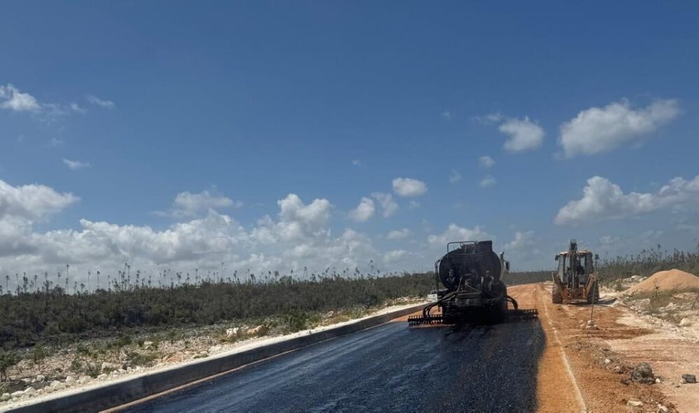autovía de cuatro carriles hacia Pedernales