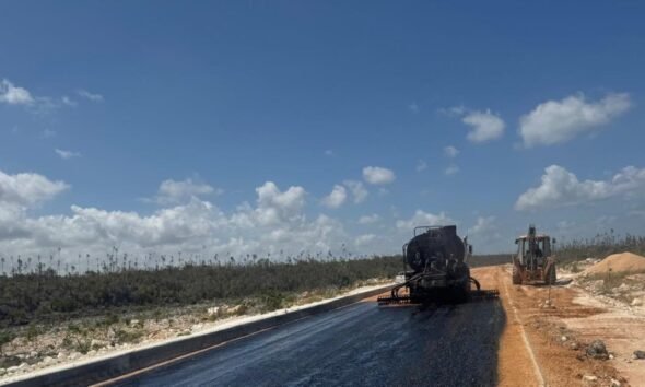 autovía de cuatro carriles hacia Pedernales
