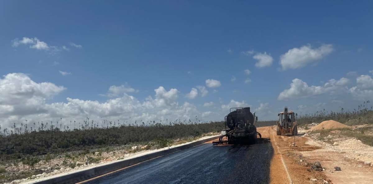 autovía de cuatro carriles hacia Pedernales