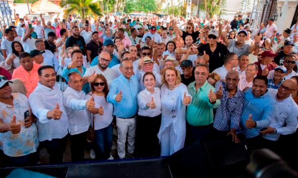 Carolina Mejía recibió en Moca el respaldo del ingeniero Rafael Santos y del movimiento Mi Familia por el Cambio, junto a dirigentes de todo el país.