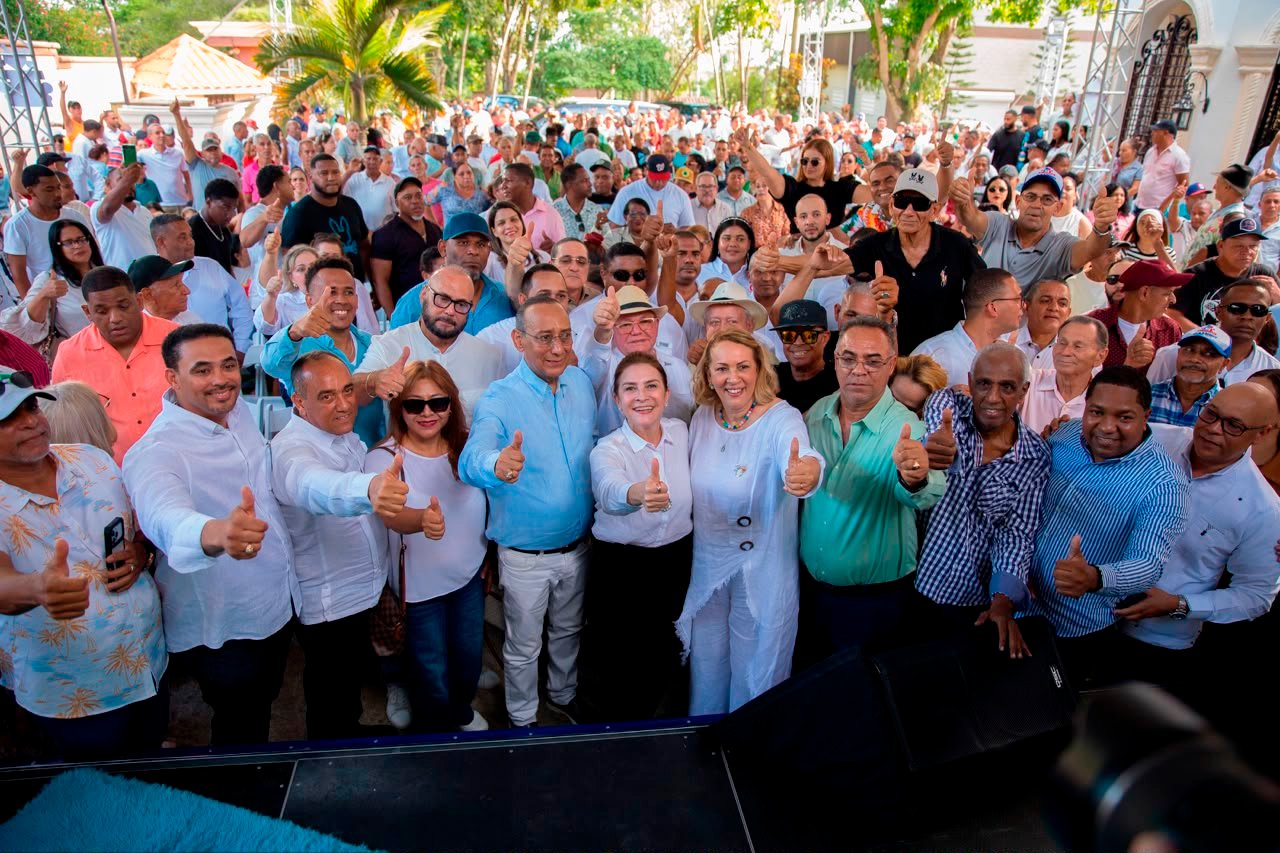 Carolina Mejía recibió en Moca el respaldo del ingeniero Rafael Santos y del movimiento Mi Familia por el Cambio, junto a dirigentes de todo el país.