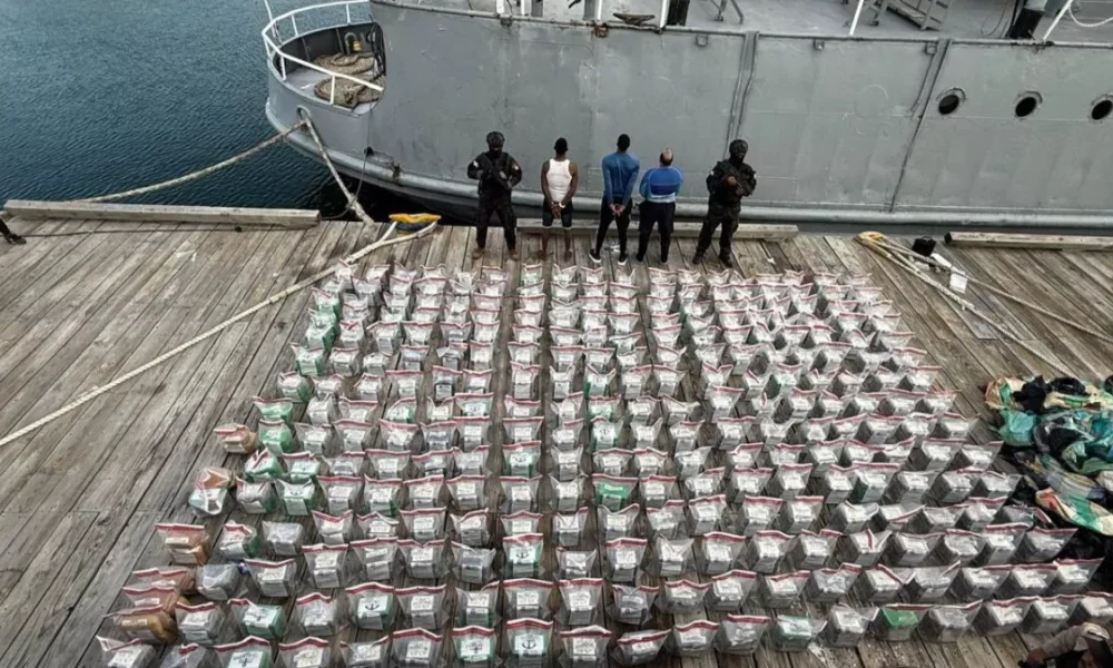 DNCD incauta 1,360 paquetes de presunta cocaína y 30 bloques de marihuana en Baní. Tres dominicanos fueron apresados durante el operativo.