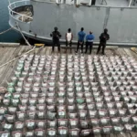 DNCD incauta 1,360 paquetes de presunta cocaína y 30 bloques de marihuana en Baní. Tres dominicanos fueron apresados durante el operativo.
