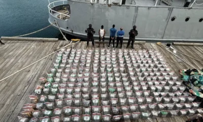 DNCD incauta 1,360 paquetes de presunta cocaína y 30 bloques de marihuana en Baní. Tres dominicanos fueron apresados durante el operativo.
