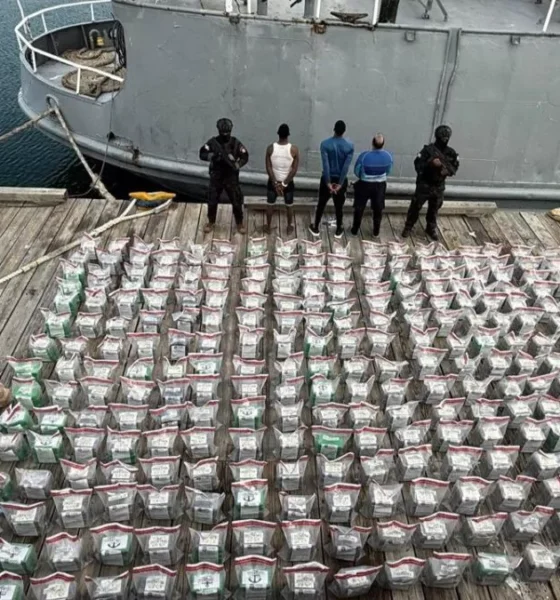DNCD incauta 1,360 paquetes de presunta cocaína y 30 bloques de marihuana en Baní. Tres dominicanos fueron apresados durante el operativo.