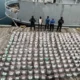 DNCD incauta 1,360 paquetes de presunta cocaína y 30 bloques de marihuana en Baní. Tres dominicanos fueron apresados durante el operativo.