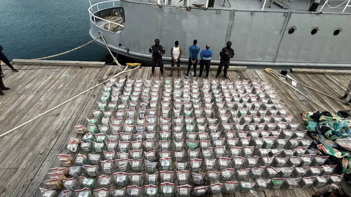 DNCD incauta 1,360 paquetes de presunta cocaína y 30 bloques de marihuana en Baní. Tres dominicanos fueron apresados durante el operativo.