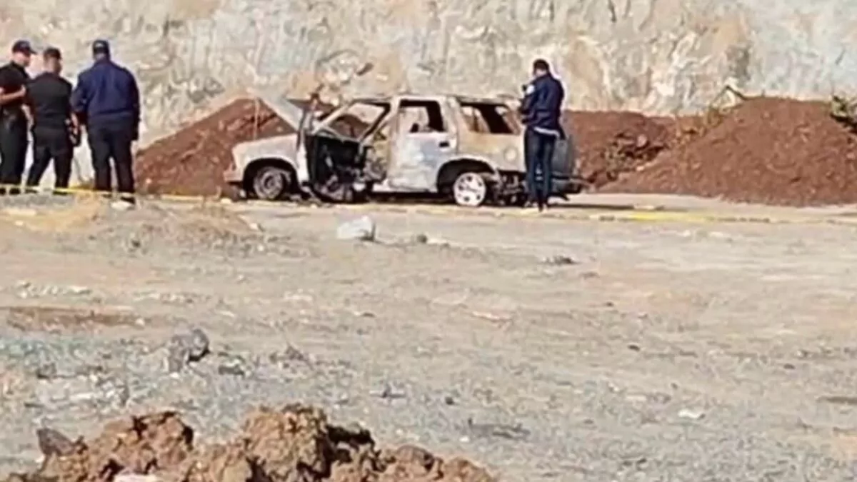 Hallan cuerpo calcinado junto a vehículo incendiado en una mina de La Vega
